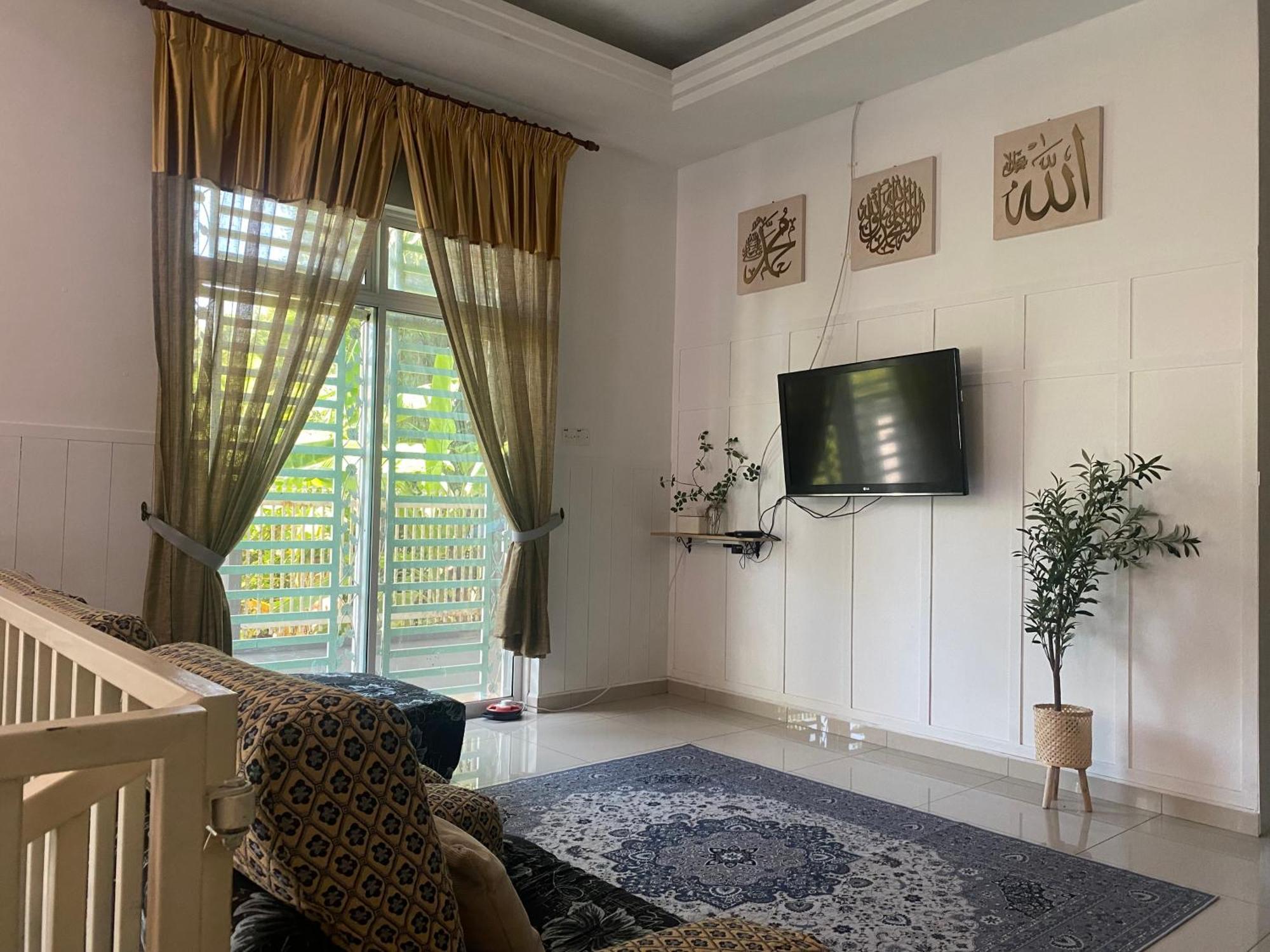 Leissa Homestay Ayer Hitam Exterior photo