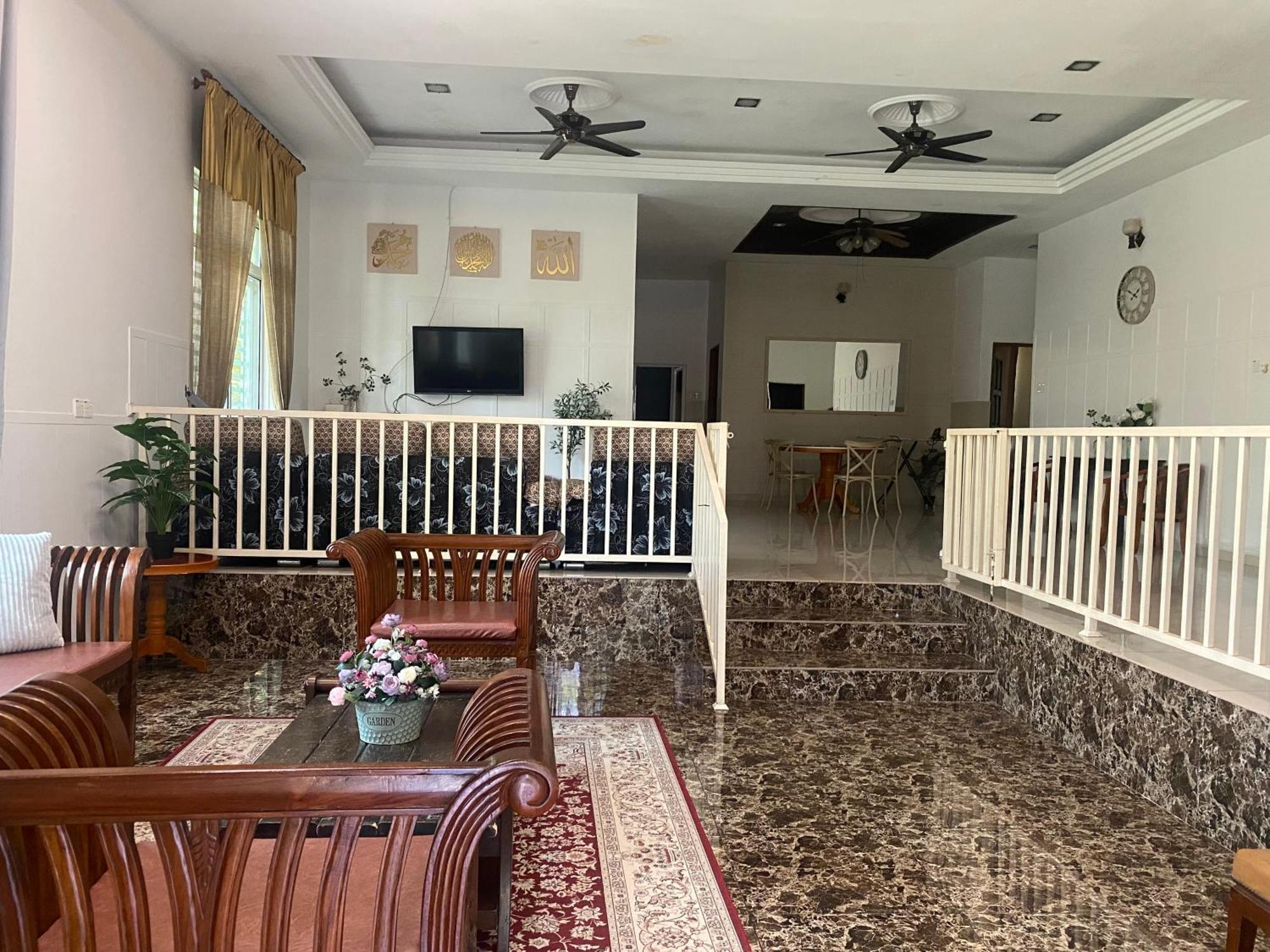 Leissa Homestay Ayer Hitam Exterior photo