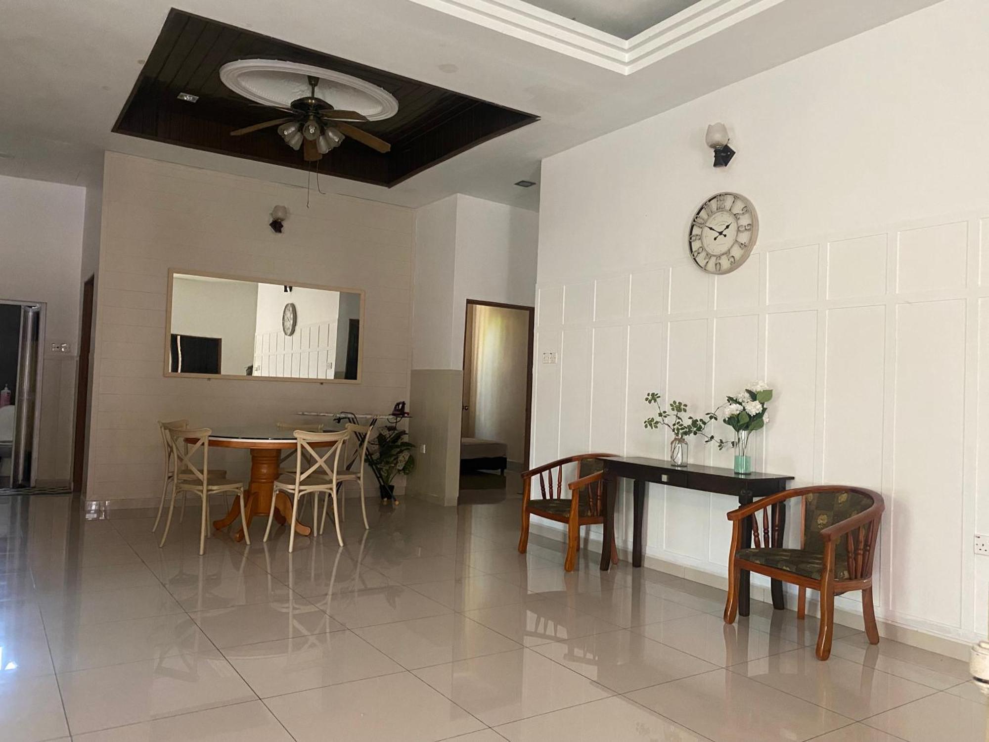 Leissa Homestay Ayer Hitam Exterior photo