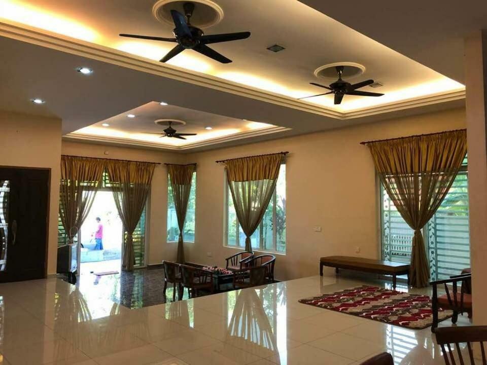 Leissa Homestay Ayer Hitam Exterior photo
